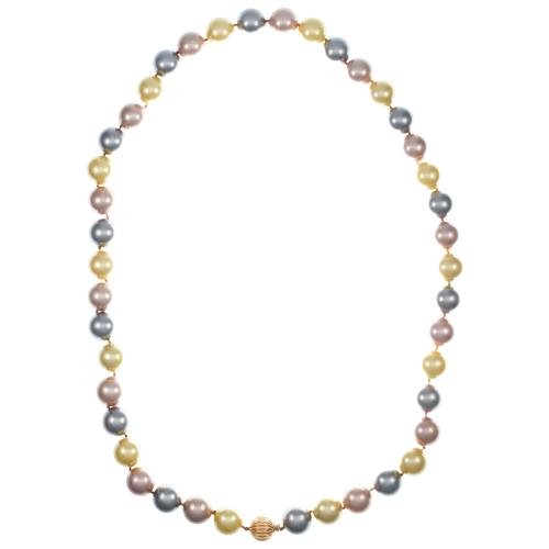 Collar de perlas multicolor.