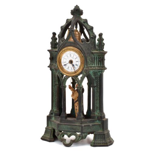 Reloj de sobremesa, estilo neogótico, siglo XIX.