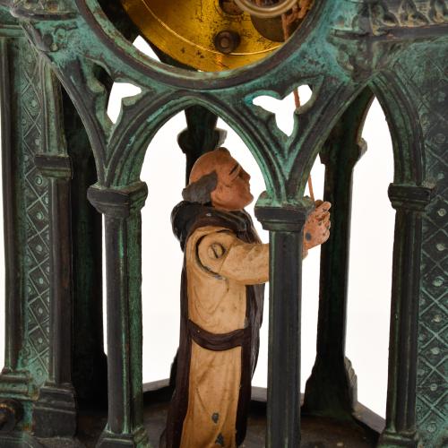 Reloj de sobremesa, estilo neogótico, siglo XIX.