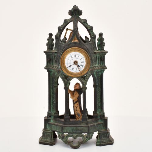 Reloj de sobremesa, estilo neogótico, siglo XIX.