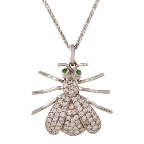 Collar con colgante en forma de abeja con diamantes.