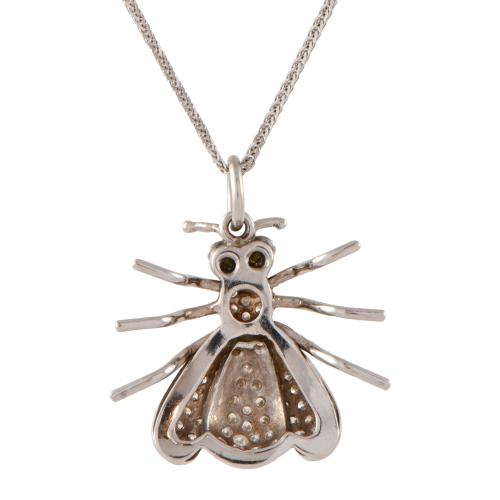 Collar con colgante en forma de abeja con diamantes.