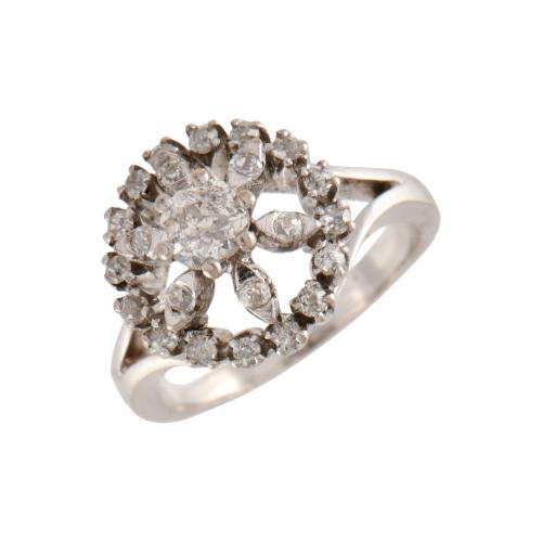 Sortija rosetón con diamantes.