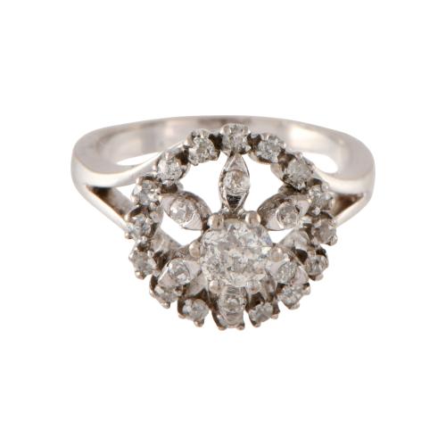 Sortija rosetón con diamantes.