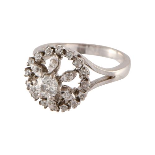 Sortija rosetón con diamantes.