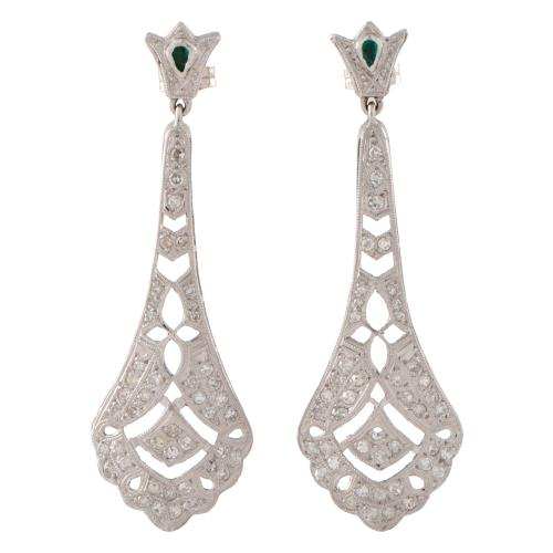 Pendientes largos estilo art déco con diamantes.