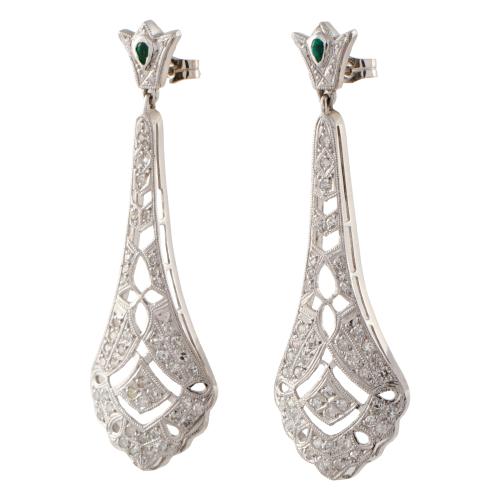 Pendientes largos estilo art déco con diamantes.