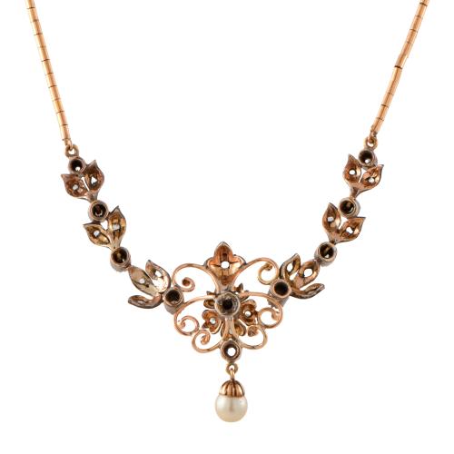 Gargantilla con partes isabelinas con diamantes y perla.