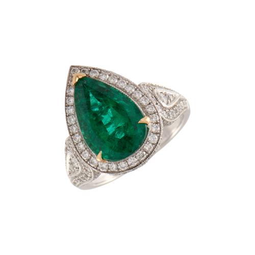 Anillo con esmeralda orlada de diamantes.