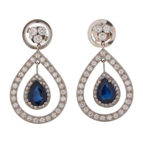 Pendientes colgantes en forma de lágrima con zafiro y diamantes.