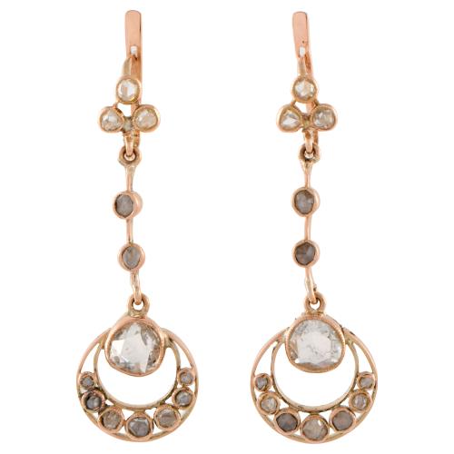 Pendientes estilo neoclassico con diamantes.