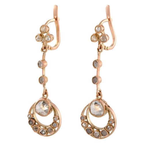 Pendientes estilo neoclassico con diamantes.
