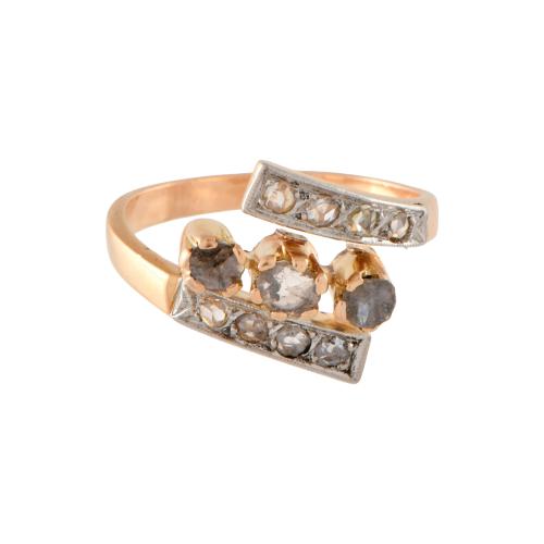 Anillo estilo años 40 con diamantes.