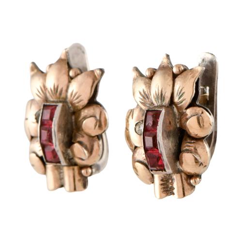 Pendientes florales modernistas.