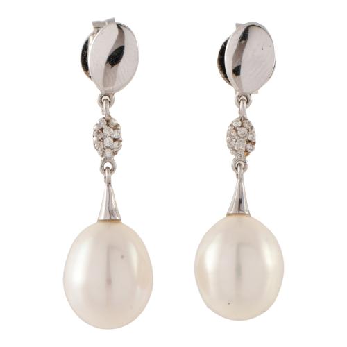 Pendientes con perlas colgantes y diamantes.