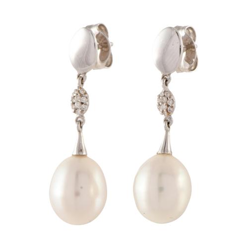 Pendientes con perlas colgantes y diamantes.
