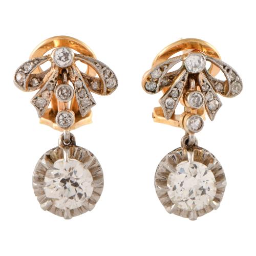 Pendientes años 40 en forma de lazo con diamantes.