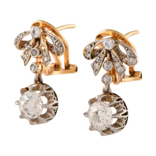 Pendientes años 40 en forma de lazo con diamantes.