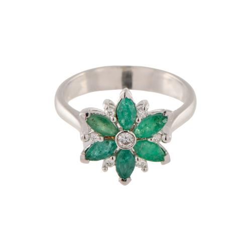 Anillo en fomra de flor con esmeralda natural.