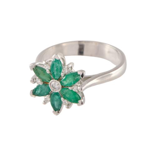 Anillo en fomra de flor con esmeralda natural.