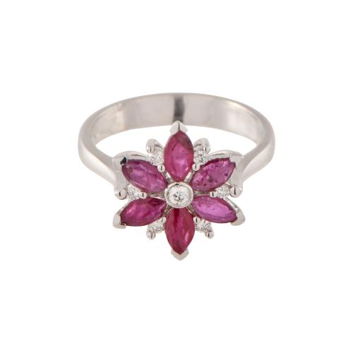 Anillo en forma de flor con rubí natural.