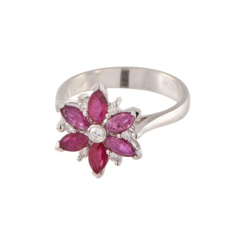 Anillo en forma de flor con rubí natural.