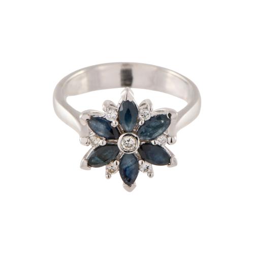 Anillo en forma de flor con zafiros.