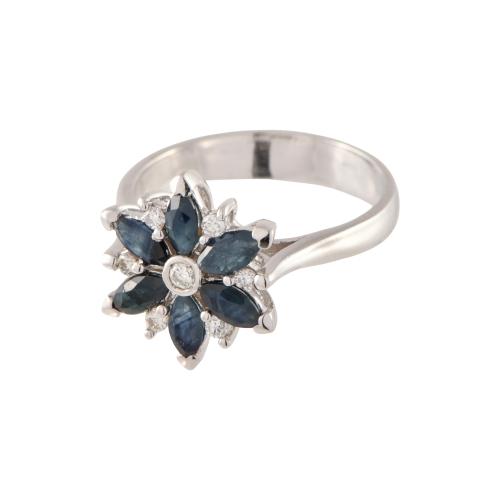 Anillo en forma de flor con zafiros.