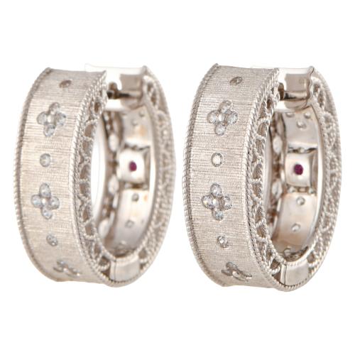 Pendientes anchos con circonitas.