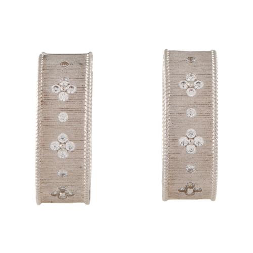 Pendientes anchos con circonitas.
