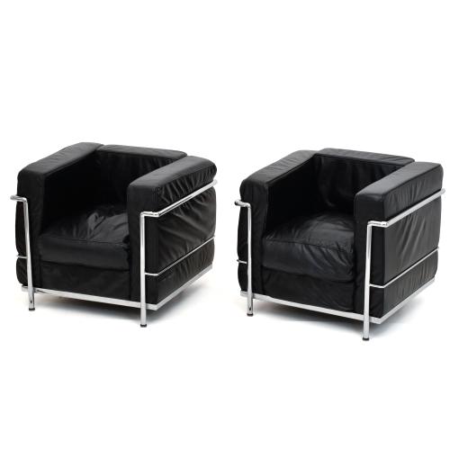 SIGUIENDO MODELOS DE LE CORBUSIER, PIERRE JEANNERET Y CHARLOTTE PERRIAND.  Pareja de sillones modelo LC2, circa 1990.