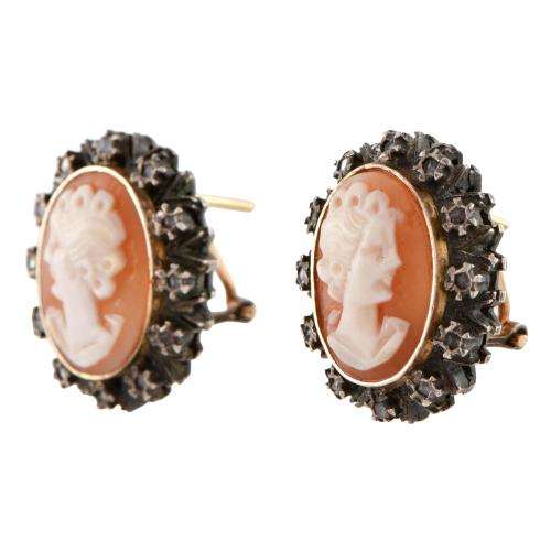 Pendientes en forma de rosetón con camafeos. 