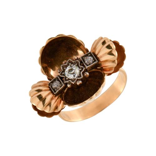 Anillo art déco en forma de conchas con diamantes.