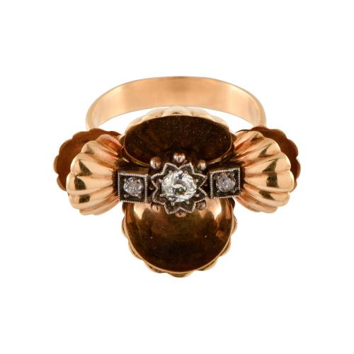 Anillo art déco en forma de conchas con diamantes.