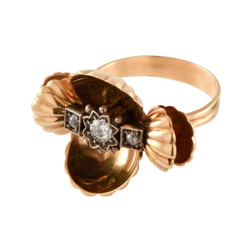 Anillo art déco en forma de conchas con diamantes.