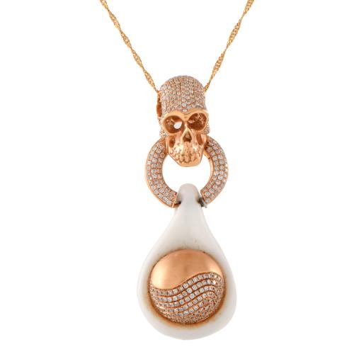 Collar con colgante en forma de calavera con pavé de diamantes.