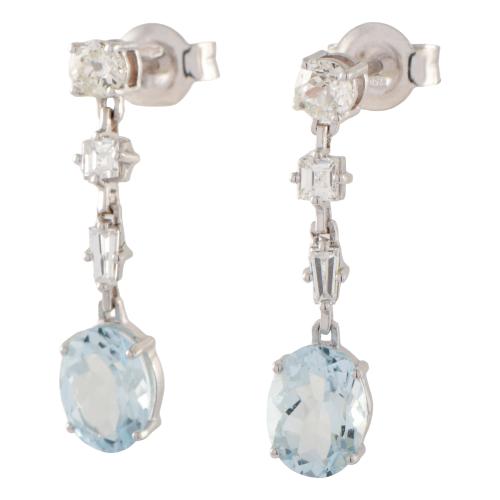 Pendientes colgantes de diamantes y aguamarinas.