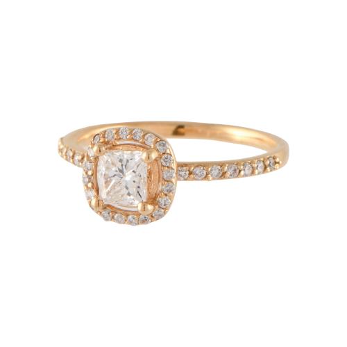 Anillo con diamante central y rosetón de diamantes.