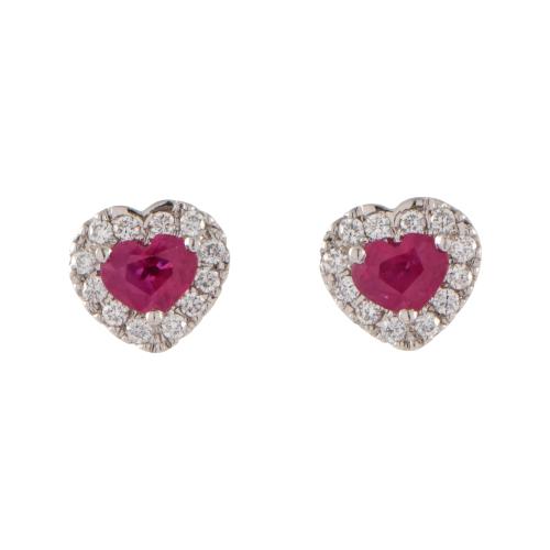 Pendientes en forma de corazón con rubíes y diamantes.