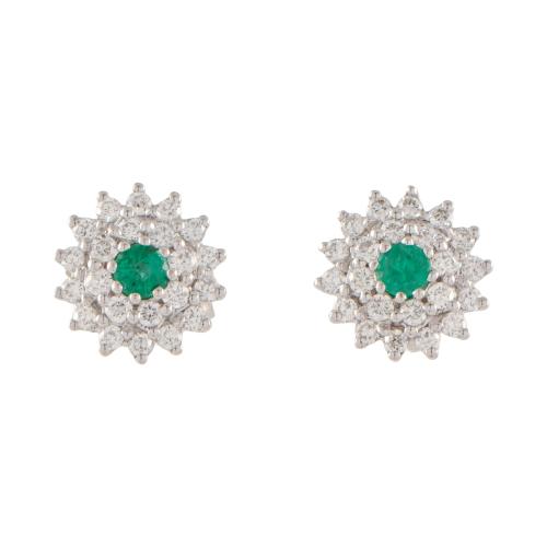 Pendientes con esmeraldas y rosetón de diamantes.