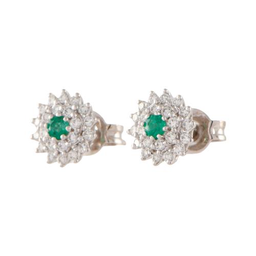 Pendientes con esmeraldas y rosetón de diamantes.