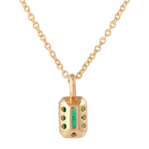 Collar con colgante de cuarzo verde.