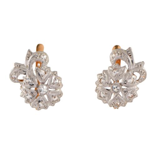 Pendientes estilo noucentista con diamantes.