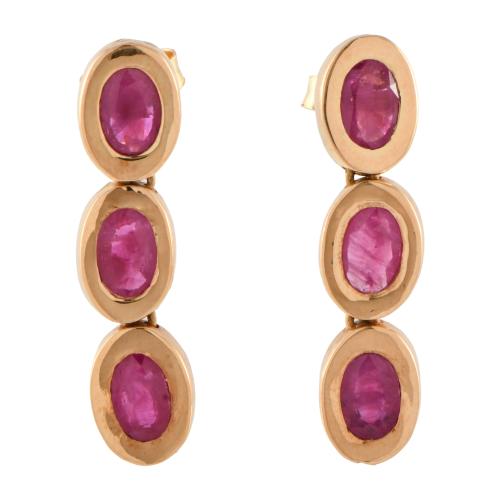 Pendientes trilobulados con rubíes.