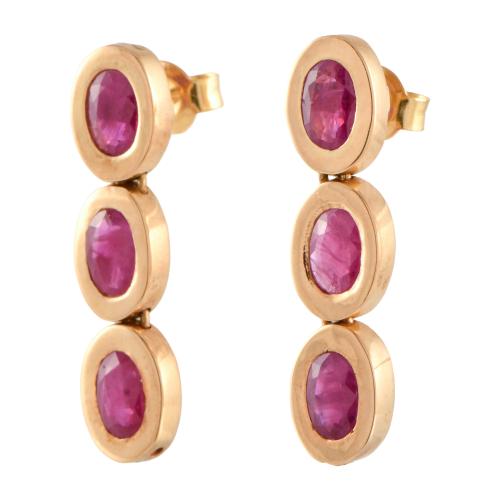 Pendientes trilobulados con rubíes.