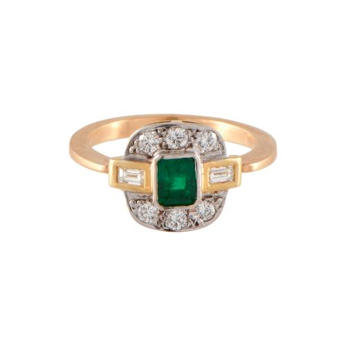 Anillo con esmeralda y diamantes.