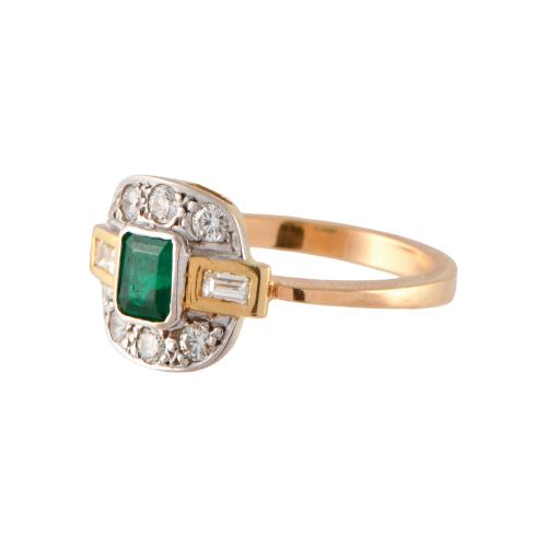 Anillo con esmeralda y diamantes.