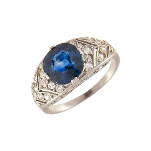 Anillo art déco con zafiro y diamantes.