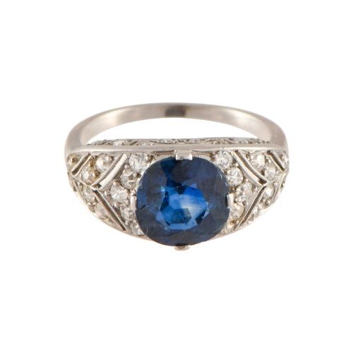 Anillo art déco con zafiro y diamantes.