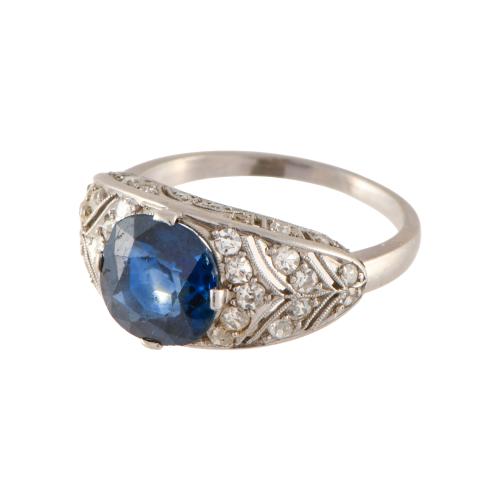 Anillo art déco con zafiro y diamantes.